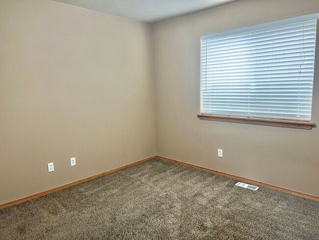 Building Photo - Must See! Beautiful 3bd/ + Bonus Rm/2.5 bath/ Primary Bed on Main/ /Heat Pump/Updated Features