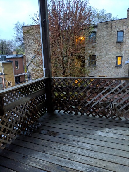 Building Photo - 3838 N Kenmore Ave