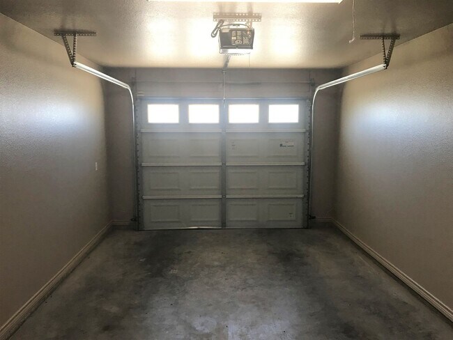 Building Photo - 3 bedroom 2 bath Duplex Text 302-231-7228 for more info