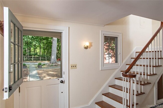 Building Photo - 332 Quaker Hill Rd