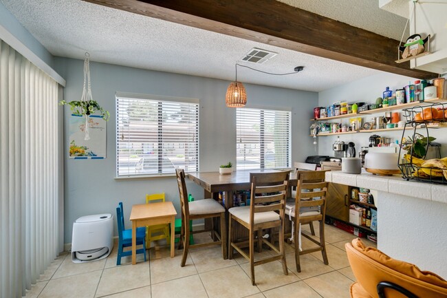 Building Photo - Cute and Cozy 2-bedroom 2-bathroom Townhom...
