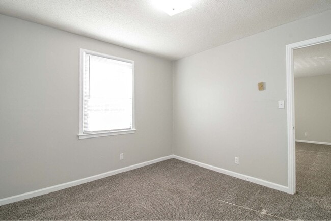 Building Photo - 1432 McCan Dr