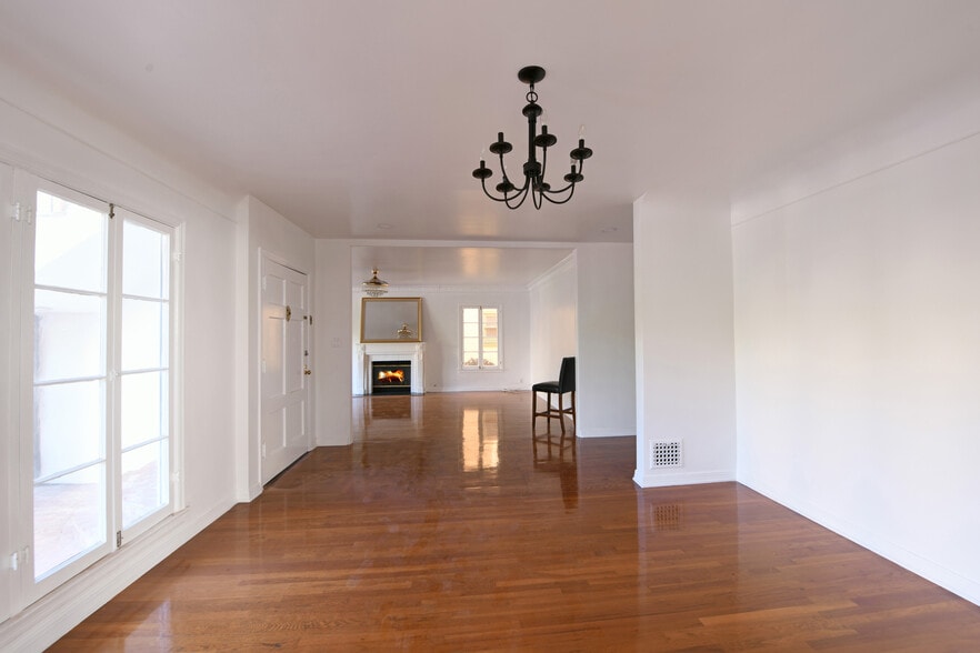 Building Photo - 913 Le Doux Rd