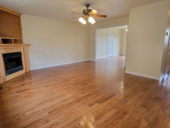 Building Photo - 3 bedroom, 2.5 bath Townhome - Available 0...