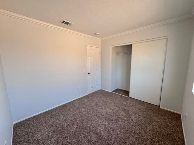 Building Photo - Spacious 4 Bedroom Home with a loft AND bo...