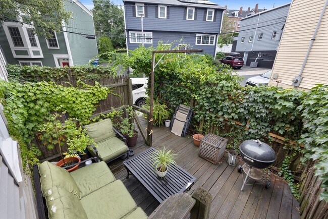 Building Photo - 526-528 Medford St