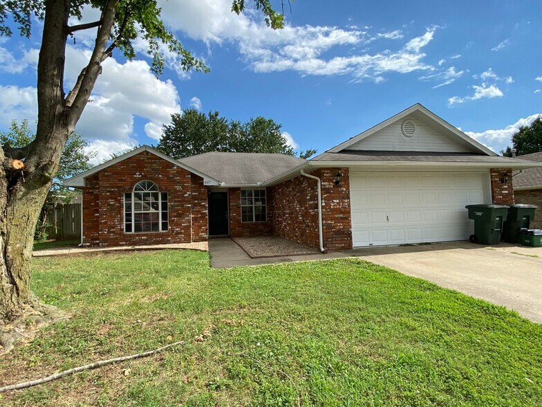 Primary Photo - 4377 W Cheyenne Dr
