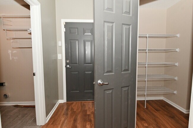 Building Photo - Spacious 4-Bedroom Haven with 2.5 Baths and Nearly 3,000 Sq Ft of Comfort in Indianapolis!