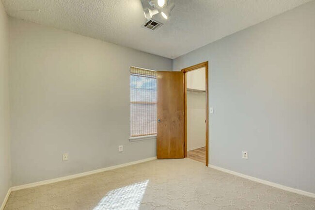 Building Photo - Great little modern and super clean home i...
