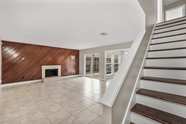 Building Photo - 10814 Sugar Hill Dr