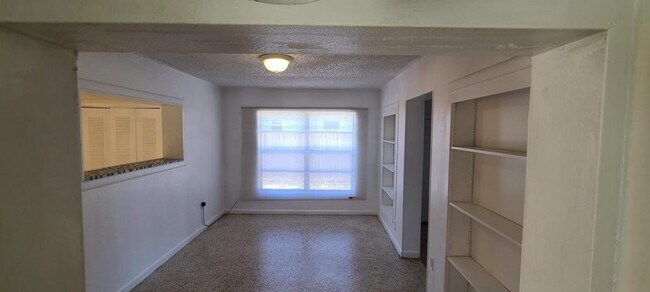 Building Photo - 2027 BENTLEY ST