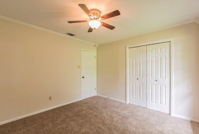 Building Photo - 3 BEDROOM, NORTH BELTON