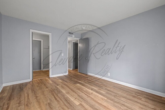 Building Photo - Two Bedroom Condo, First Floor, across from Madison Park with stackable washer/dryer!