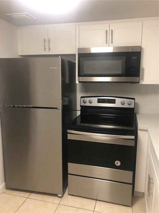 Building Photo - 9355 Fontainebleau Blvd