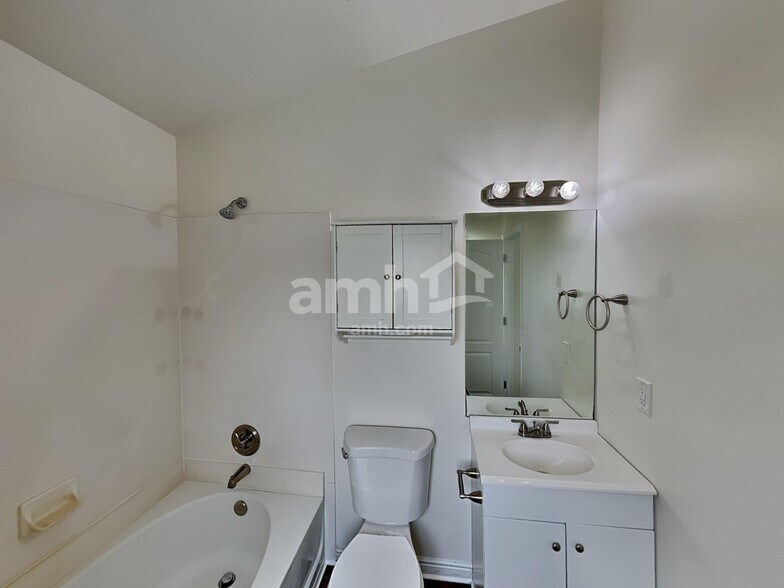 Building Photo - 939 740 S