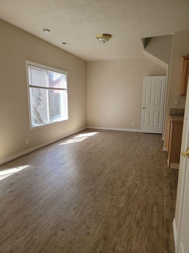 Building Photo - Great Location! 2 bed 2 bath.