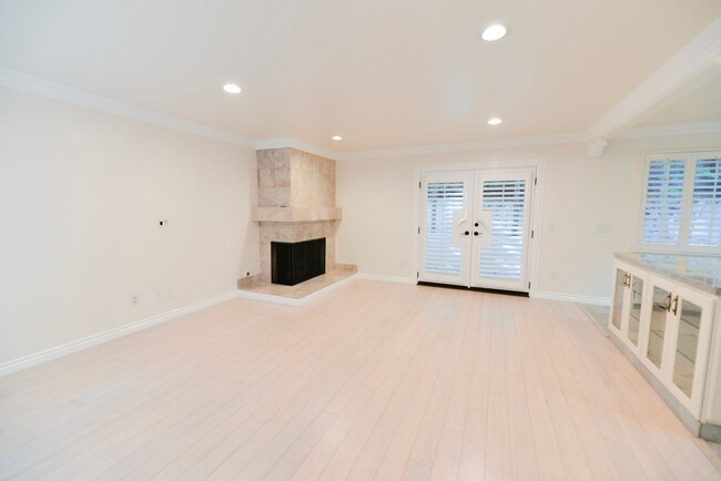 Building Photo - 242 W Mariposa