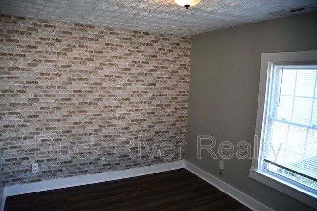 Building Photo - 211 W 10th St