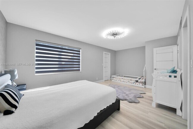 Building Photo - 707 NE 27th Ave