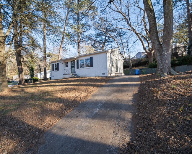 Building Photo - 2371 Swallow Cir SE