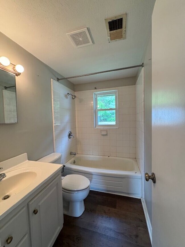 Building Photo - 7001 Comet Dr