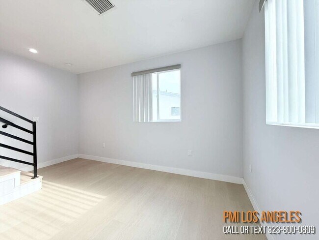 Building Photo - 208 1/2 E 87th St