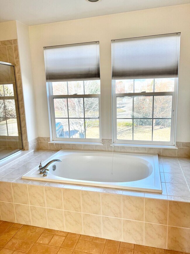 Building Photo - 4 bed, 3 bath Home in Huntington Hills Nei...