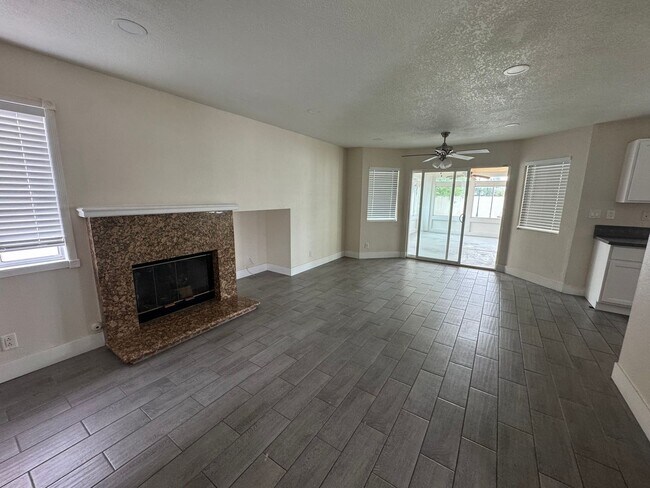 Building Photo - Beautiful 4 bedroom Home in Perris!