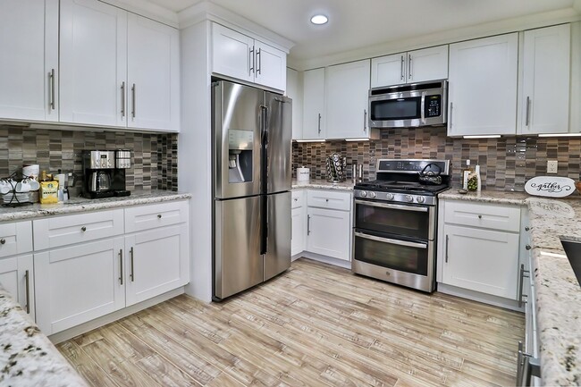 Building Photo - GORGEOUS REMODELED HOME WALKING DISTANCE T...