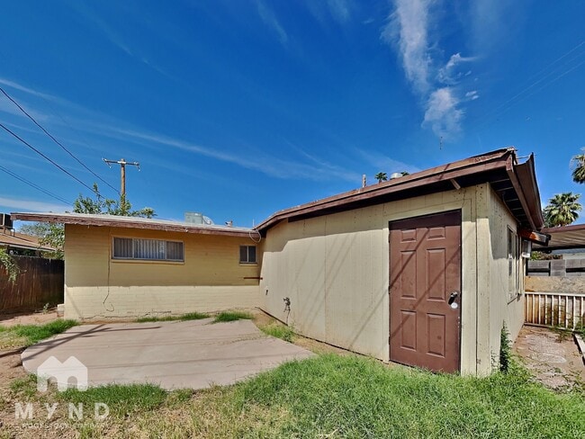 Building Photo - 903 E 5th St