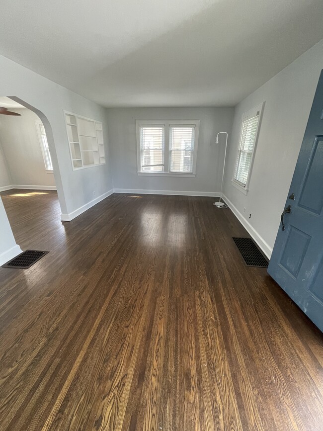 Building Photo - 2524 Oakwood Ave