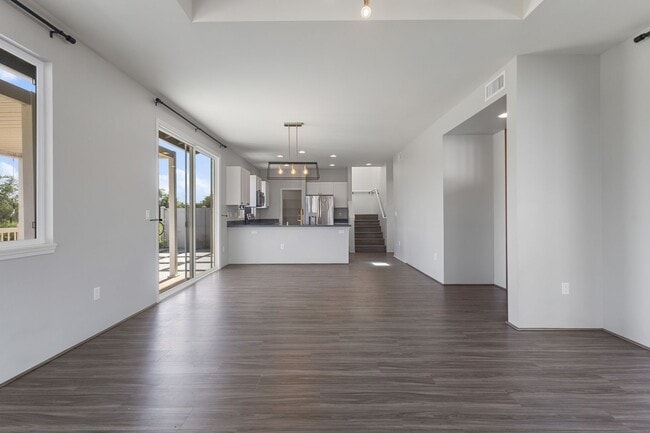 Building Photo - Bright 4-Bedroom Pet-Friendly Golf-Course ...