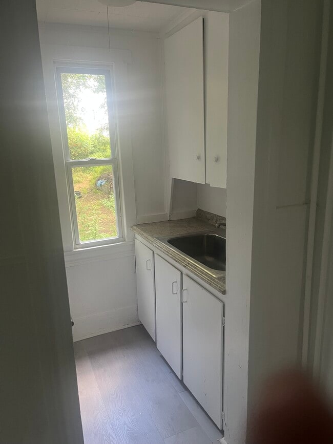 Building Photo - 206 Welles St