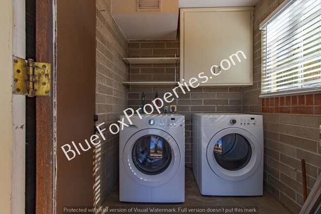 Building Photo - 418 S Jerrie Ave