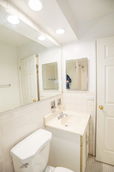 Building Photo - 606 W Cornelia Ave