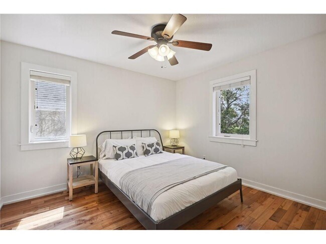 Building Photo - 1086 11th Ave SE