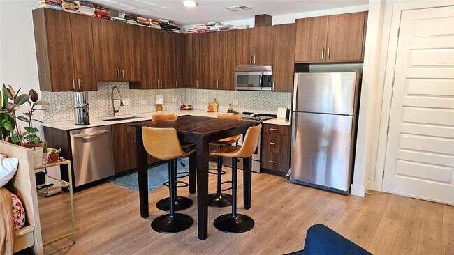 Building Photo - 2213 Poquito St