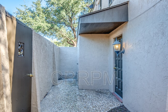 Building Photo - 5330 Kenosha Ave