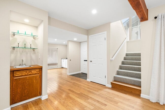 Building Photo - Beautiful 3-bedroom, 3-bathroom townhome  ...