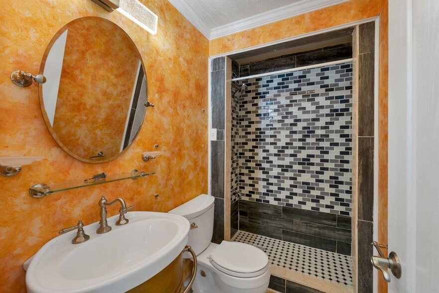 Building Photo - 32 Suffolk, 173