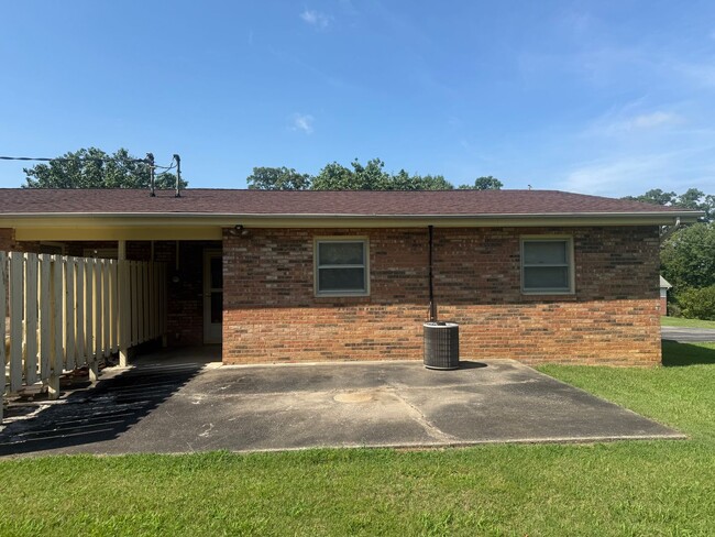 Building Photo - 1121 Woodside Dr
