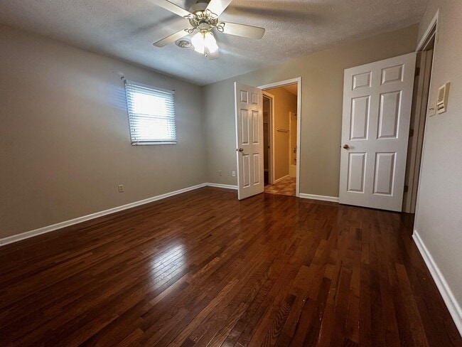 Building Photo - 3503 Lakeside Ct