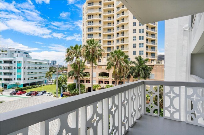 Building Photo - 9700 W Bay Harbor Dr