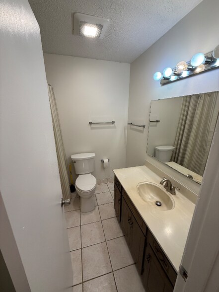 Building Photo - 8912 Bayview Dr