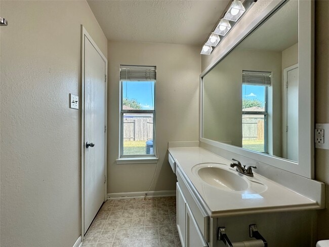 Building Photo - 20515 Hillsdale Park Dr