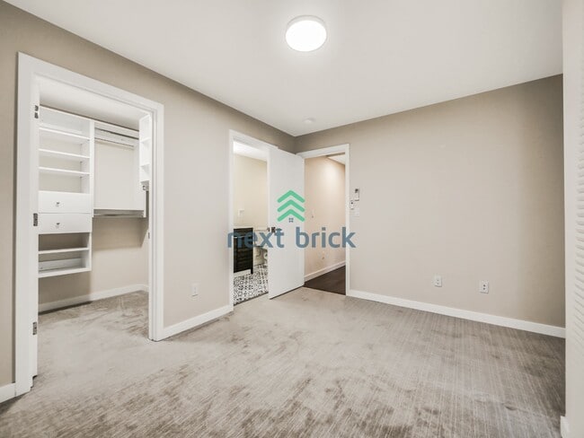 Building Photo - 2 Bed 2 Bath Spacious Townhome