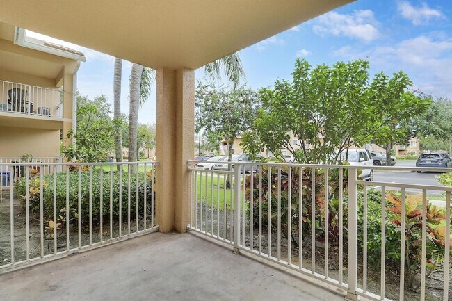 Building Photo - 171 SW Palm Dr