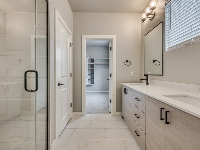 Building Photo - 13000 Maplewood Ave