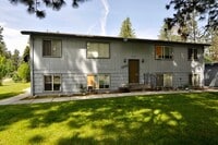 Building Photo - 2 bed 1 bath apartment (4plex building) lower unit