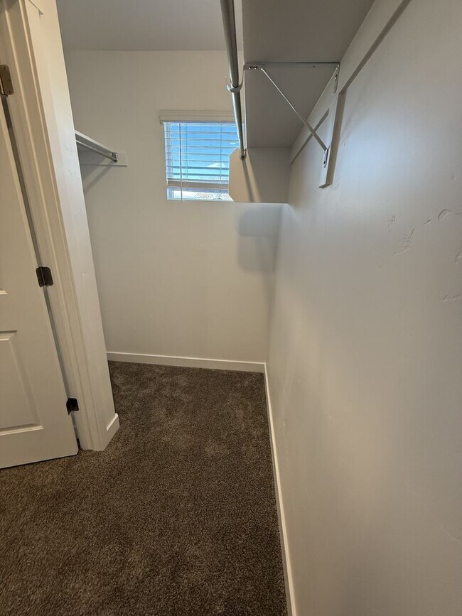 Building Photo - Charming Townhome in Provo, UT  $500 gift card if rented, Pets upon approval